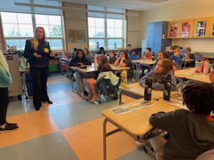 Treasurer Davis speaks with students at Hanby Elementary School